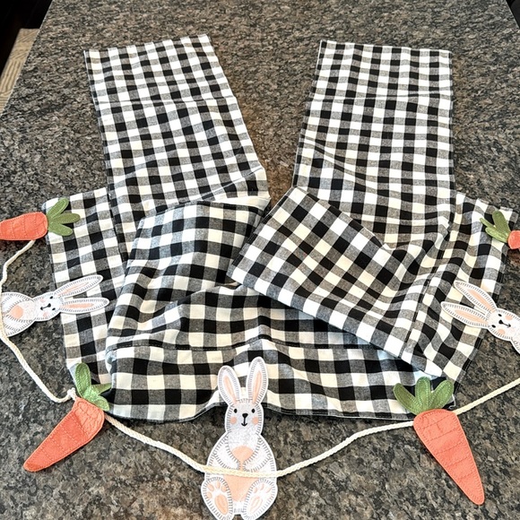 Easter checkered table or mantel runner EUC - Picture 1 of 10